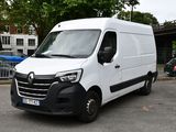 une camionnette blanche garée dans un parking