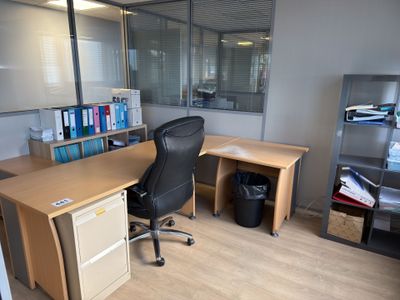 un bureau avec une chaise et un classeur dans un coin