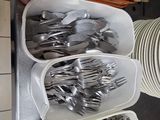 beaucoup de couverts dans les plateaux posés sur le comptoir