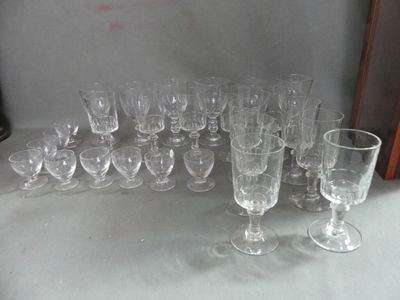 VERRES SOUFFLES : 11 verres à pieds à pans + 6 verres à pied…