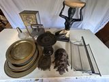 une table sur laquelle se trouvent divers objets, notamment une statue, un bol et d'autres objets