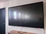 un téléviseur à écran plat fixé au mur d'une pièce