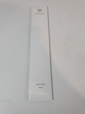 un gros plan sur un flacon de parfum posé sur une table