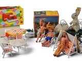 des figurines représentant des personnes assises sur des chaises de jardin autour d'une table