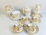 les nombreuses tasses et soucoupes qui se trouvent sur la table