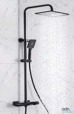 un gros plan d'une pomme de douche noire