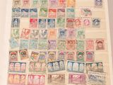la photo d'un livre portant de nombreux timbres