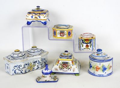 de nombreux objets décoratifs de toutes sortes disposés sur la table