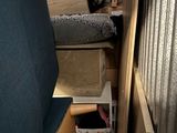 une petite pièce avec un lit et une chaise à l'intérieur