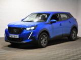 Le SUV bleu est garé dans une pièce dont le sol est en damier.