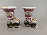 paire de vases anciens ornés d'anses en forme de cygne et de détails dorés