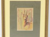 tableau représentant un cerf, dans un cadre doré, accroché à un mur blanc