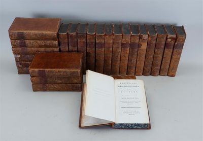 plusieurs vieux livres empilés sur une table