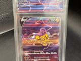 un gros plan sur une carte à collectionner Pokémon dans un étui en plastique