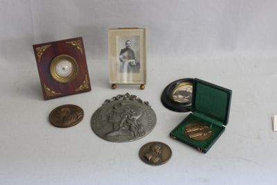 une petite collection de pièces et d'images posée sur une table
