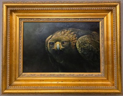 une peinture à l'huile représentant un aigle royal sur fond noir