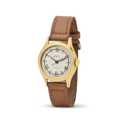 gros plan d'une montre sur fond blanc avec un bracelet marron