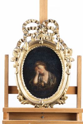 tableau représentant une femme, dans un cadre doré, posé sur un chevalet en bois