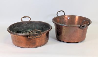 paire de casseroles en cuivre avec des poignées, sur fond blanc