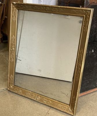 une image représentant un miroir à cadre doré posé à même le sol