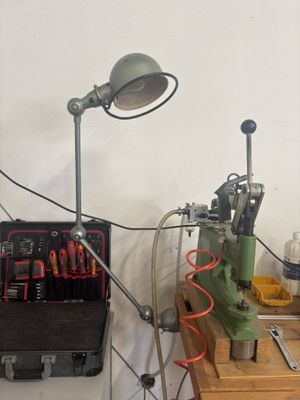 une image d'un établi avec des outils dessus