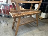 un établi en bois surmonté d'une étagère
