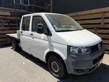 la photo d'une camionnette blanche garée devant un bâtiment
