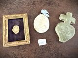 une photo représentant un cadre, un cadre et d'autres objets posés par terre