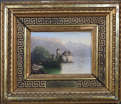 un tableau représentant un château au bord d'un lac, avec des montagnes en arrière-plan
