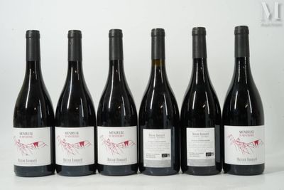 six bouteilles de vin sont alignées sur une table