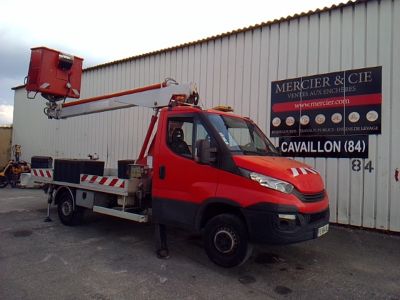 un camion rouge garé devant un bâtiment