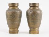 deux vases posés sur une surface blanche