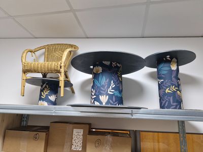 Trois tourets et une chaise d'enfant