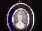 portrait d'une femme en robe bleue sur un pendentif plaqué or