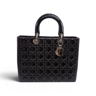 un sac à main noir sur fond blanc