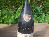une bouteille de vin posée sur une table en bois