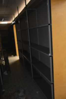 Sur désignation. Lot d'étagères de la réserve, 16ml environ en 30cm de