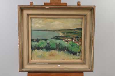 une peinture à l'huile représentant un paysage, posée sur un chevalet, avec une vue sur l'océan