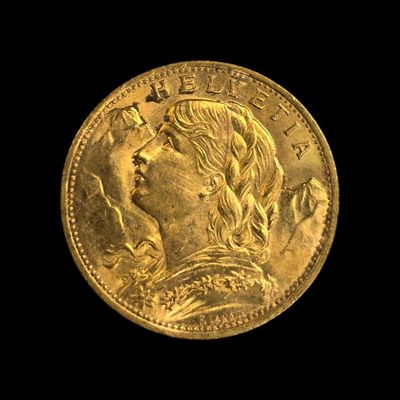 gros plan d'une pièce d'or sur fond noir
