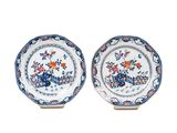 une paire d'assiettes bleues et blanches ornées de fleurs et d'oiseaux