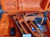 une boîte à outils orange contenant une agrafeuse et une agrafeuse