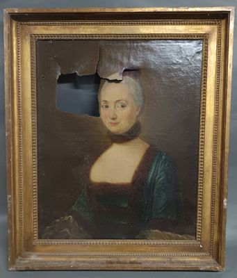 un vieux tableau représentant une femme en robe verte avec un oiseau sur la tête