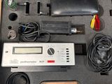 une boîte contenant de nombreux composants électroniques