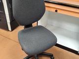 une chaise qui se trouve devant un bureau