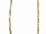 Collier en or et argent avec un motif de corde torsadée sur fond blanc