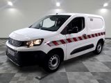 la photo d'une camionnette blanche garée dans un garage