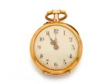 une montre de poche en or sur fond blanc