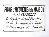 une pancarte accrochée au mur qui indique qu'il est très ancien