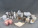 beaucoup de petites figurines qui se trouvent sur la table