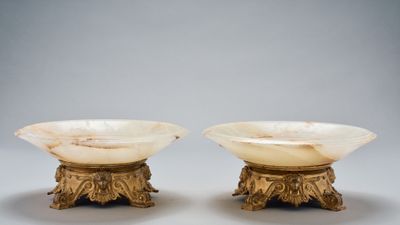 paire de coupes en marbre sculpté sur socles, sur fond gris